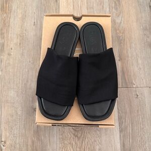 Floyd Black Sandals with Memory Foam Sole. Size 7.5.
